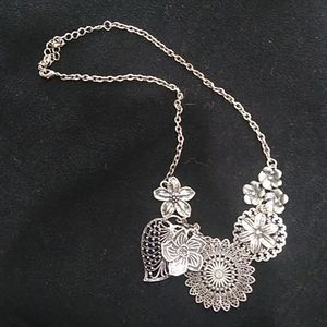 Premier Designs Flower Power necklace